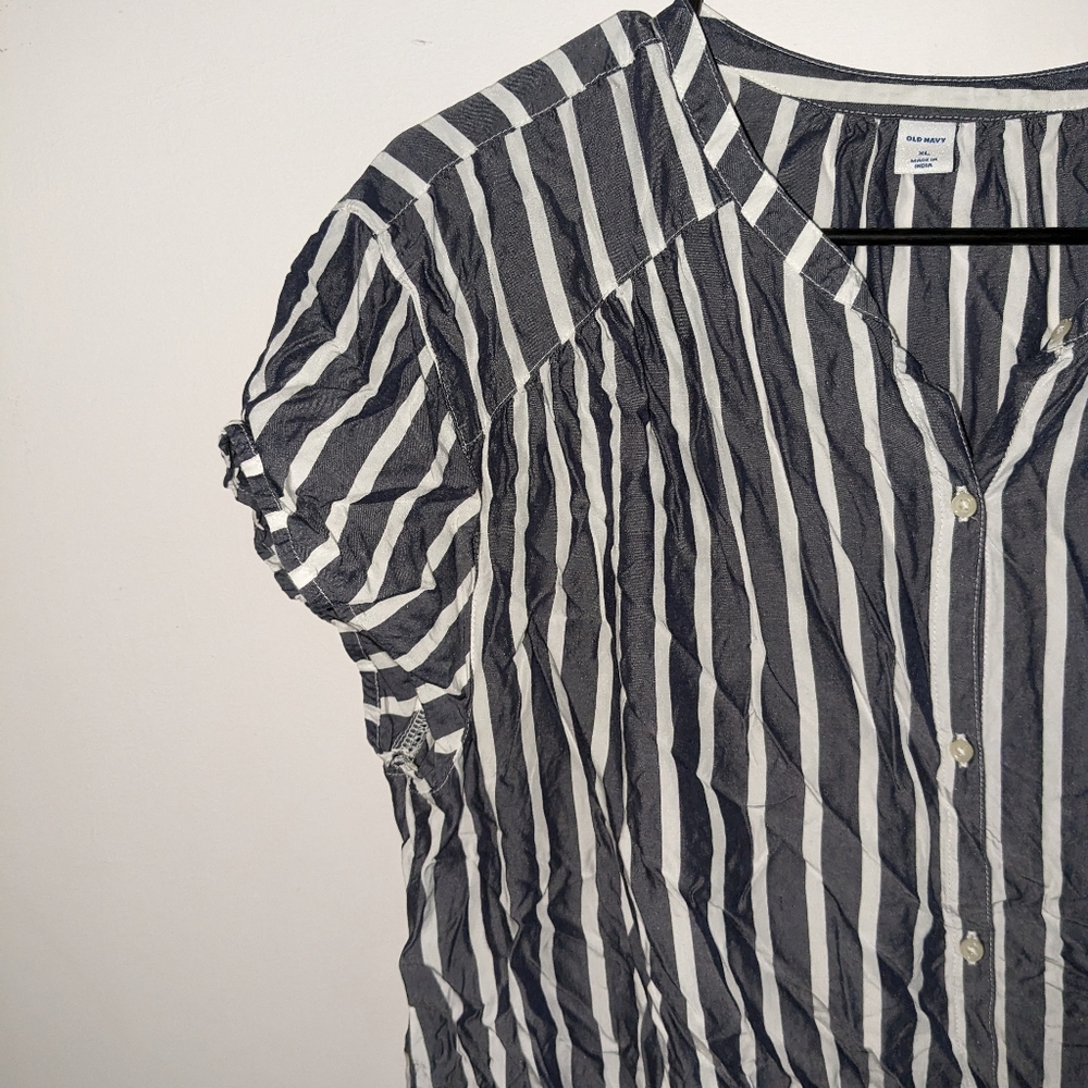Old Navy grey and white top